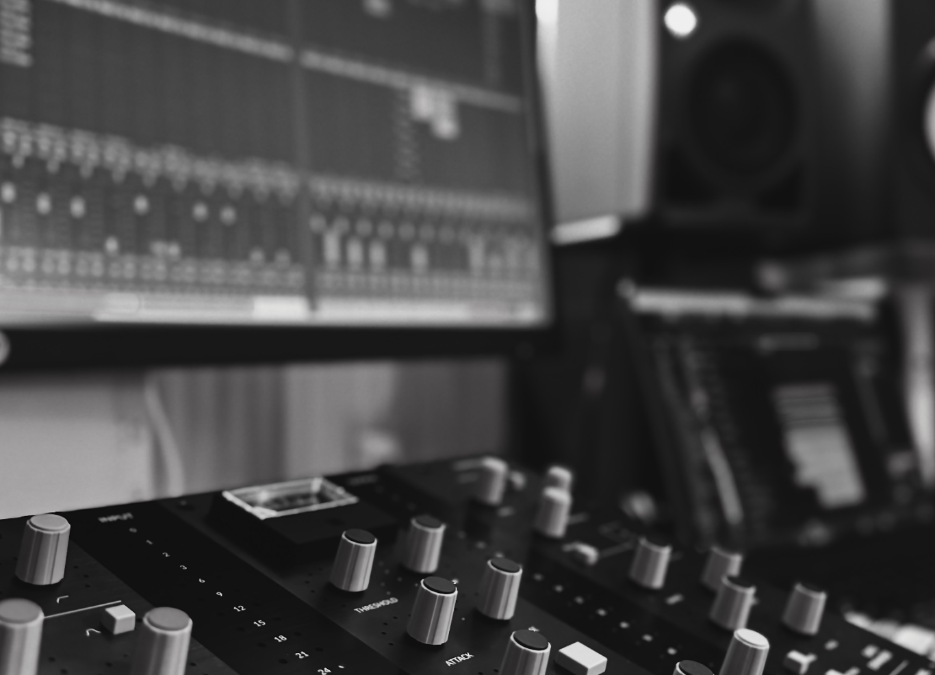 Ansicht unseres Mischplatzes mit Blick auf einen SSL UC1 Channelstrip Controller, Cubase DAW und unseren Neumann KH120 II Monitor. 